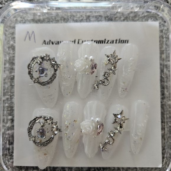 Elegant Nail Art Set with Rhinestones - Picture 3 of 4